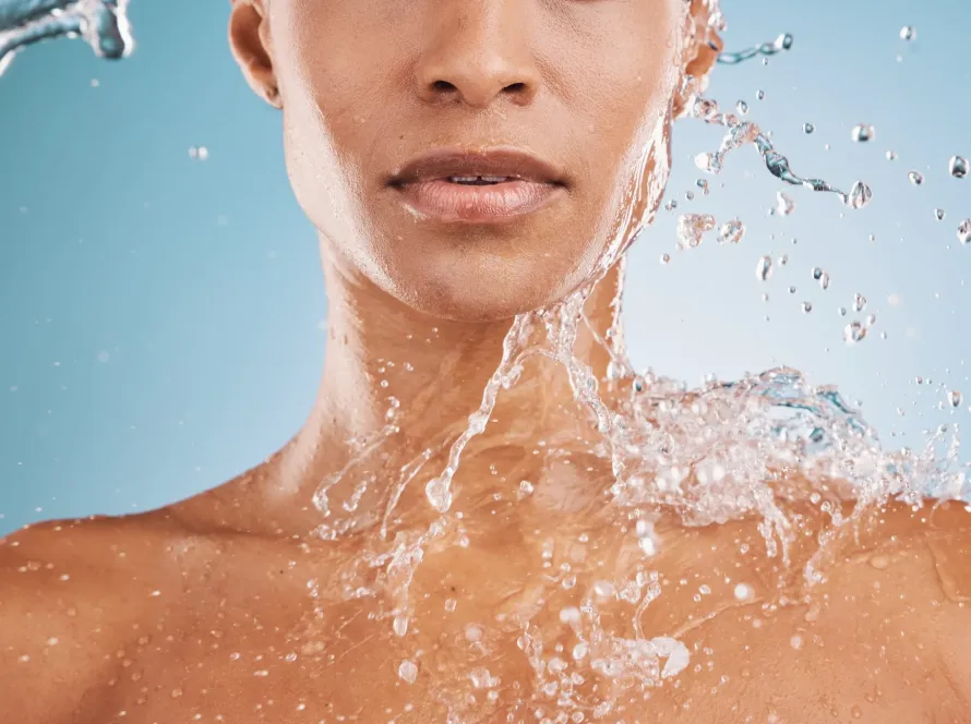 water cleaning and shower with a model black woma 2026 03 25 07 34 11 utc | Bárbara estética y bienestar